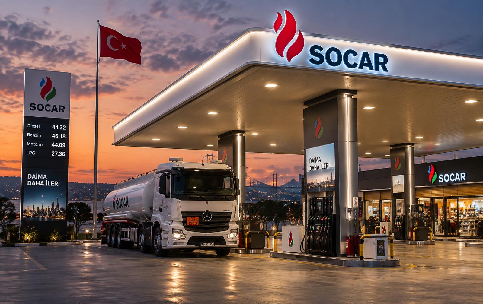 Gün batımında SOCAR istasyonu ve tanker