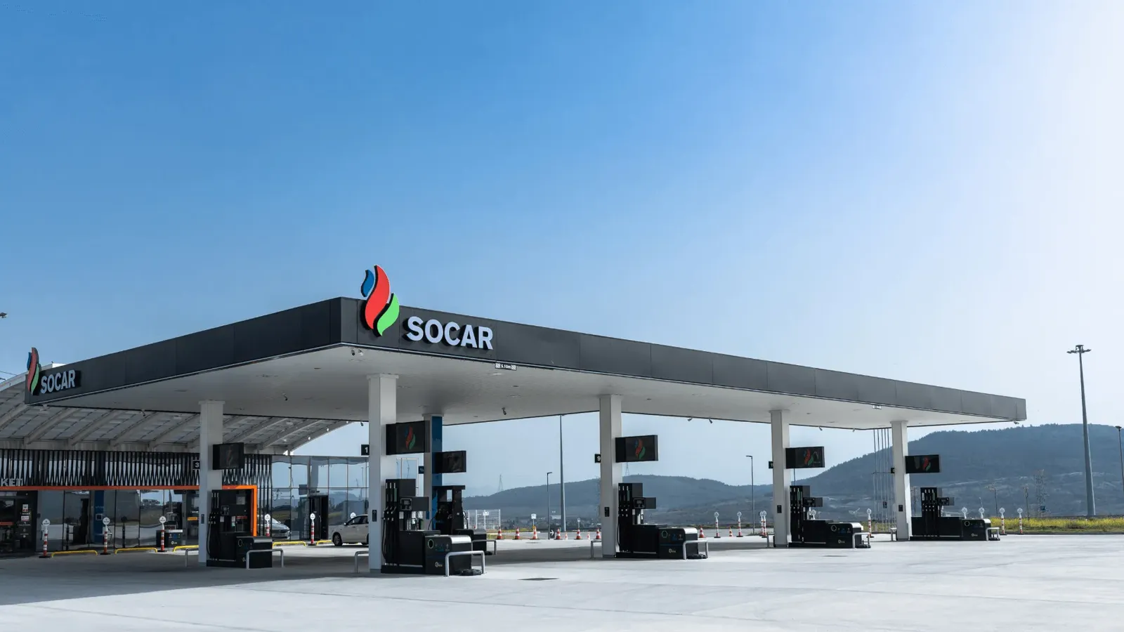 SOCAR akaryakıt istasyonunun geniş pompa alanı